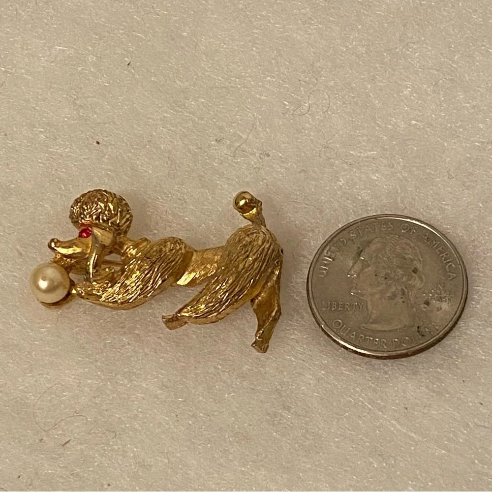 VINTAGE BROOCH PIN GOLD TONE POODLE DOG CANINE PLAYING WITH FAUX PEARL BALL